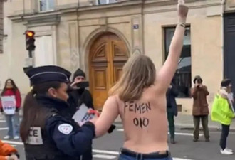 巴黎4名女子搅乱“反堕胎活动”,光膀子高声喊...