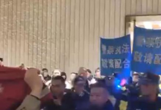 C罗不踢了中国球迷抗议 包围酒店警方出动