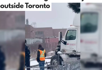 多伦多运输卡车撞GO Train：一地残骸！连车头都没了！