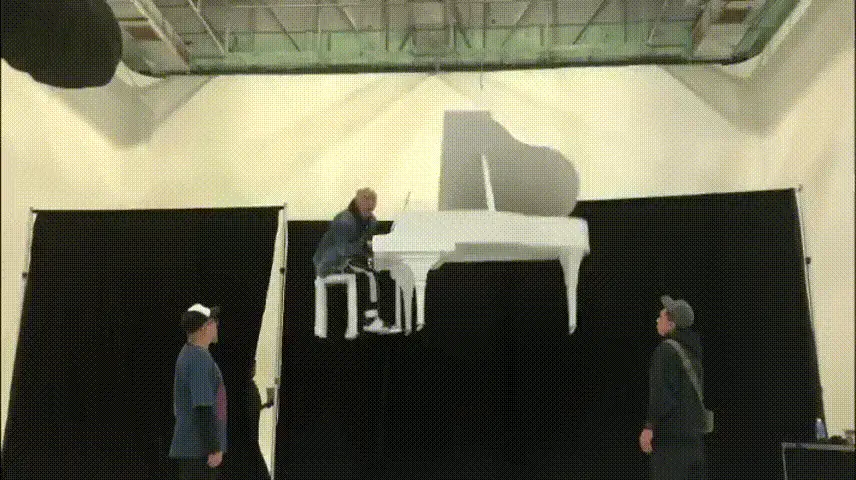 张卫健彩排意外从空中坠地 整台钢琴砸在身上
