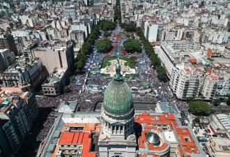 不满新总统“休克疗法” 阿根廷全国大罢工 国家“全面瘫痪”