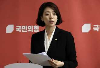 韩国女议员被初中生重击头部：打人者攥着石头砸