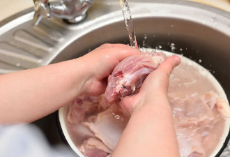 不要再把肉泡水里解冻了，正确的方法只有 3 种！