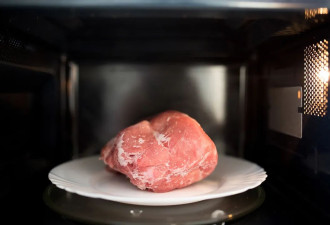 不要再把肉泡水里解冻了，正确的方法只有 3 种！