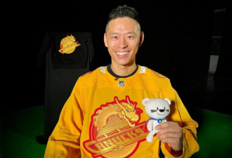 华裔小伙连续三年为加拿大冰球队设计新年球衣：龙年版一天被抢光