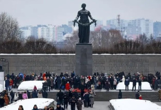 71岁普京回故乡为纪念碑献上红玫瑰