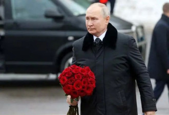 71岁普京回故乡为纪念碑献上红玫瑰