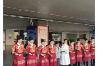 河南大学生扮锦衣卫迎客被批“没文化”!官方回应