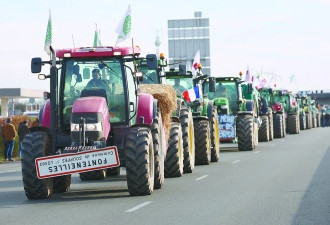 拖拉机“入侵”！法国农民展开“巴黎围城”