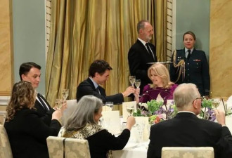 斯洛伐克女总统和杜鲁多把酒言欢，外形挺般配...
