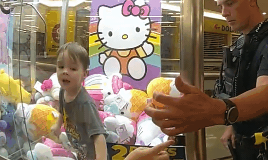 3岁男童爬进夹娃娃机受困 警砸玻璃救出