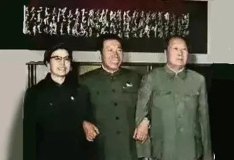 左挎毛泽东右挽江青 中间这个牛人是谁