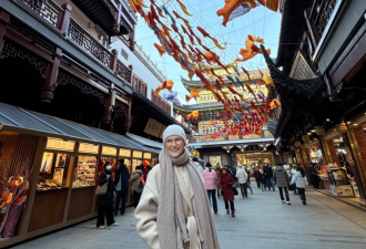 马斯克75岁母亲再访中国！大晒上海游客照