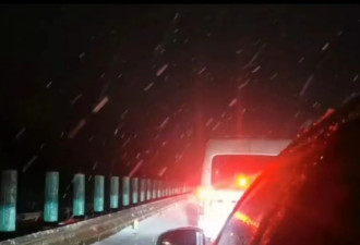 湖北暴雪实拍：困在路上的返乡人