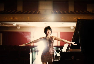 中国钢琴家摘格莱美,她是穿紧身裙的古典乐大师