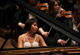 中国钢琴家摘格莱美,她是穿紧身裙的古典乐大师