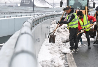 春运遇15年最强雨雪 人困公路2昼夜 吃光车上年货…