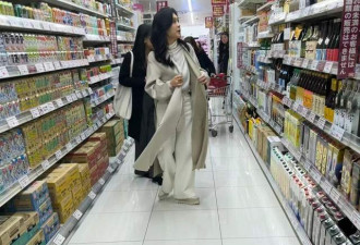 54岁李富真超市被偶遇 皱纹明显变老太多