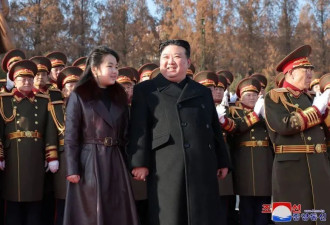 “尊敬的女儿”陪同金正恩访问朝鲜国防省并检阅部队