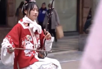 穿着汉服 中国女子在意大利街头拉二胡