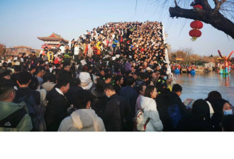 惊人：中国春节旅游再现“人从众”…