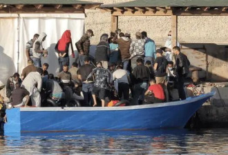 意大利13岁女孩遭7名非法移民性侵,男友被暴...
