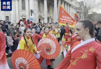 英国伦敦超70万民众共庆龙年新春
