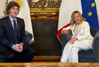 意女总理和阿根廷总统会面 头挨头手握手