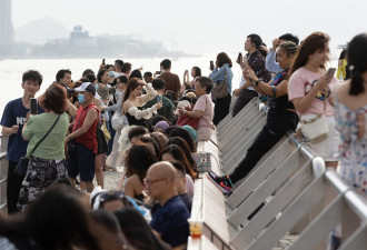 尴尬！内地女游港乘电车，误做2件事崩溃后悔：又给大陆人丢脸了…