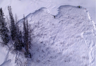 突发！新疆喀纳斯2名游客滑野雪致雪崩 4名雪友被埋