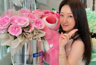 52岁杨钰莹在豪宅自拍 穿小白裙嫩得像“水蜜桃”