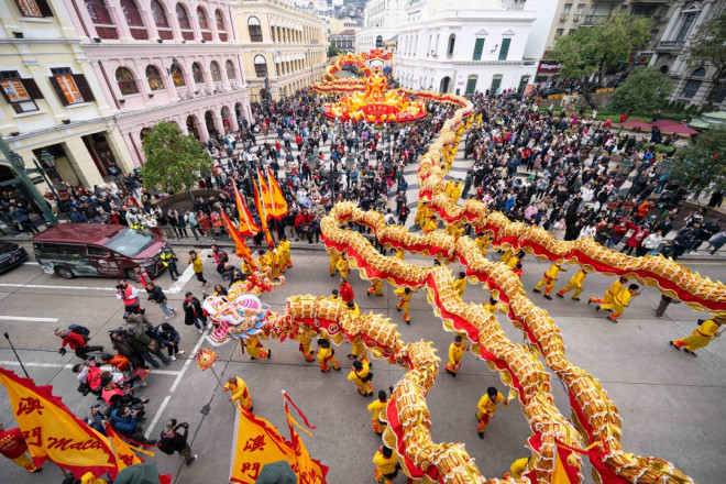 含“龙”量极高:大年初一过年氛围拉满,街头景区人潮涌动_手机新浪网