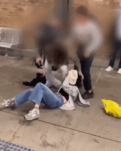 视频凄惨 中国小情侣遭4名女孩群殴撕扯+抢劫 尖叫不断