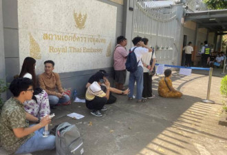 缅甸年轻人集体逃跑 大使馆外千人排队抢办签证