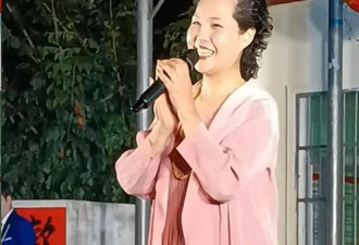 李双江夫妇农村演出，58岁梦鸽打扮粉嫩