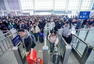 中国海陆空涌现大量人潮 机票动辄破万