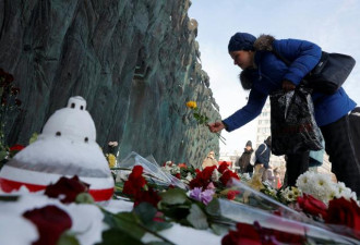 纳瓦尔尼死因有不同说法 俄民众悼念被捕