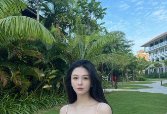 邱淑贞爱女秀白皙嫩肩，情人节美照