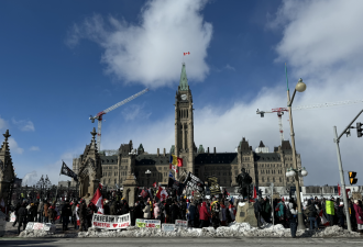 高喊杜鲁多下台！抗议人群重返渥太华 再次包围国会山