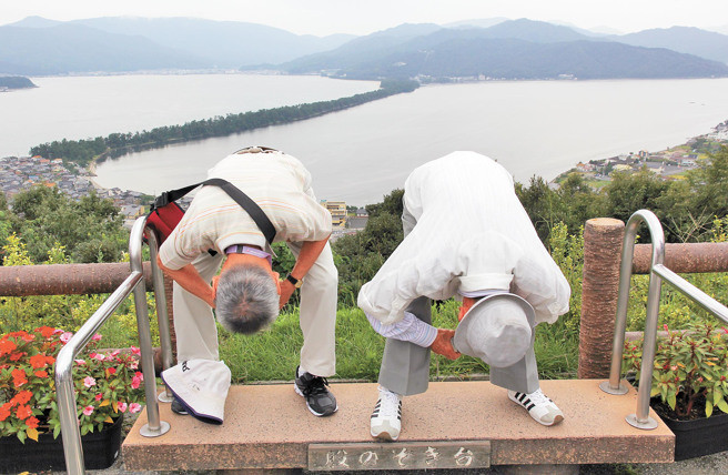 影》日本名景惊传意外！男「胯下赏景」竟遭推落山谷- 开眼界- 中时新闻网