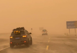 新疆特强沙尘暴，赤橙色天空犹如异世界