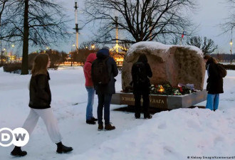 俄罗斯警方拘留上百纳瓦尔尼悼念者