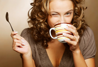 很多人不知道：咖啡或茶配这个吃 提神效果加倍