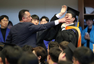 毕业典礼叫嚣总统，大学生被“捂嘴”架离现场
