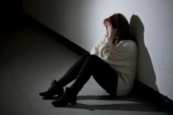 女子对一公司高管产生“钟情妄想”划伤公司前台,谁担责?