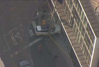 多伦多汽车突然撞入临街建筑