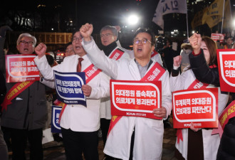 不只医师集体请辞 韩国逾8000名医大生休学抗议