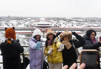 北京龙年初雪 4.5万人次扫雪铲冰 班机取消97架次