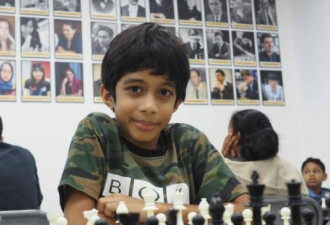 8岁男童靠自学下棋 击败国际象棋特级大师