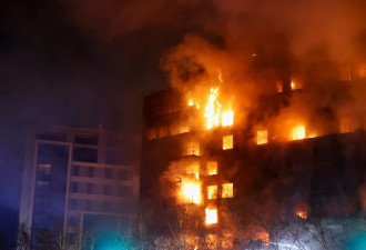 骇人！14层公寓大楼被大火吞噬 住户火海中求救
